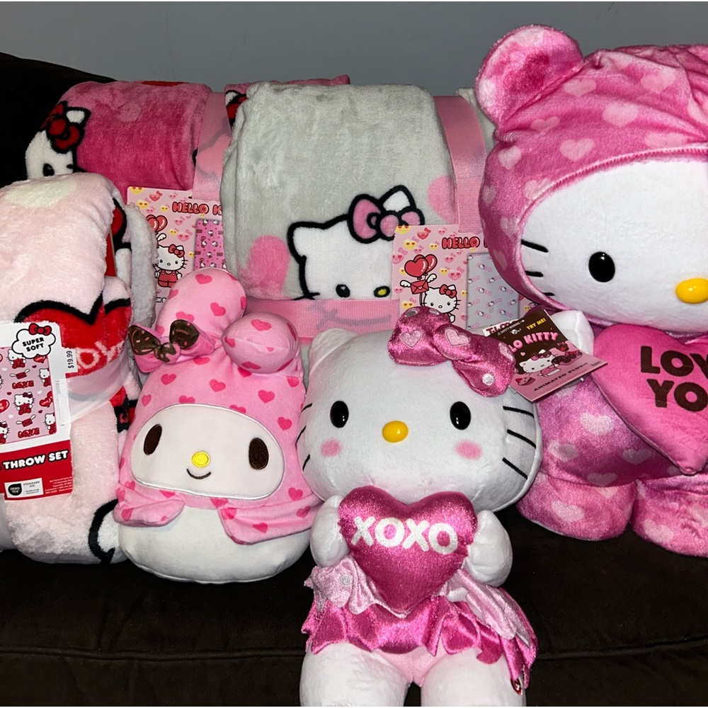 Hello Kitty Valentines Blanket Bundle